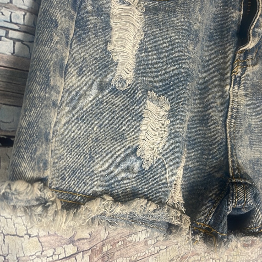 3️⃣/$15! Distressed, light wash denim shorts - Picture 2 of 7